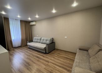 Сдам 1-ком. квартиру, 35 м2, Ростовская область, улица Щаденко, 89