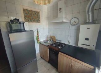 Продается трехкомнатная квартира, 50 м2, Энгельс, 2-й микрорайон, 28