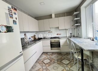 Продаю трехкомнатную квартиру, 73 м2, Белгород, улица 5 Августа, 1