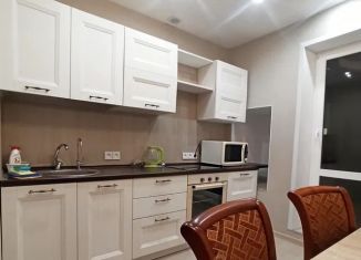 Сдача в аренду трехкомнатной квартиры, 80 м2, Тюменская область, улица Муравленко, 7